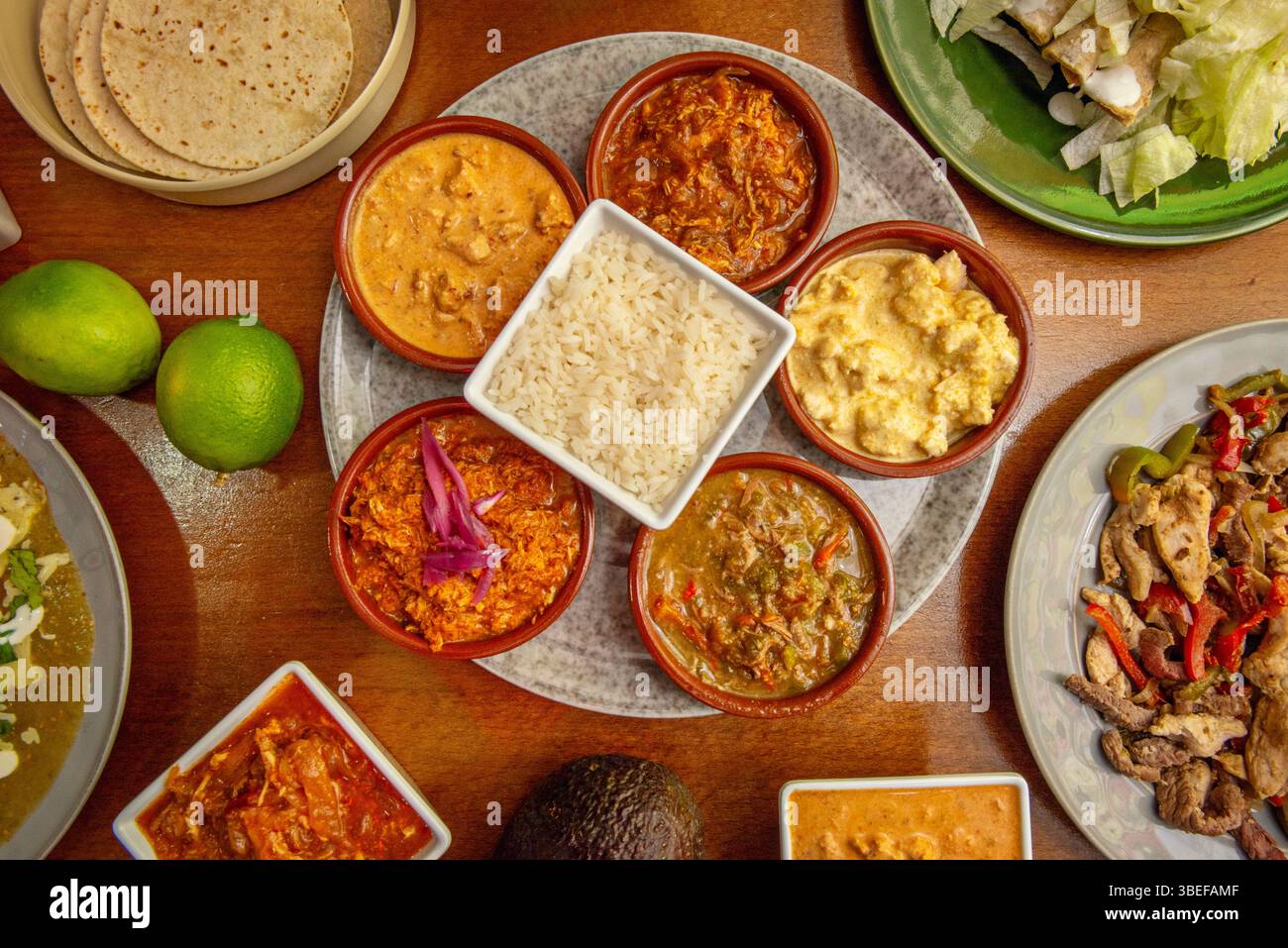 Gli Antojitos sono piccoli spuntini gustati in qualsiasi momento della giornata e il cibo di strada è un'esperienza culinaria di per sé Foto Stock