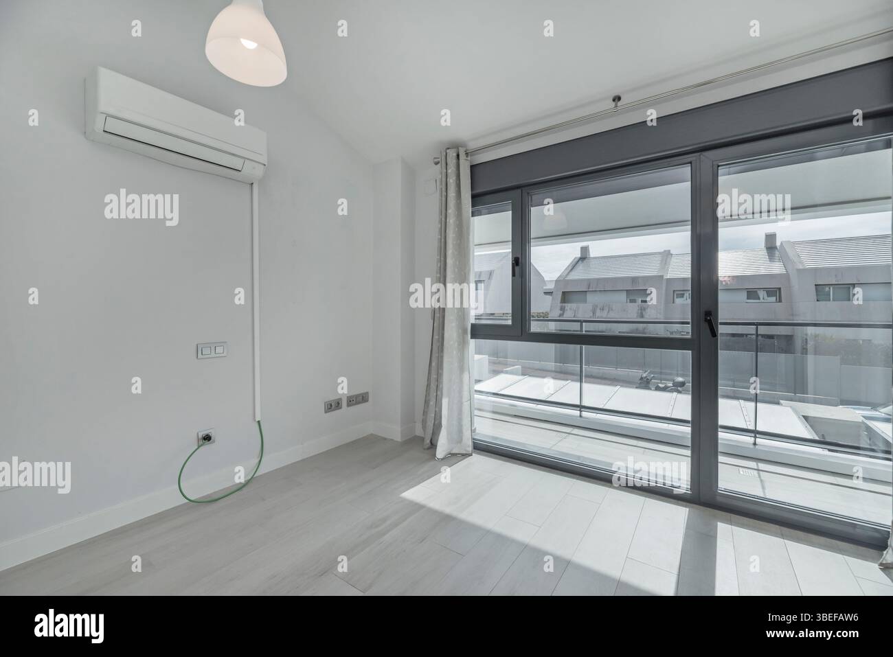 L'installazione di grandi finestre in alluminio di alta qualità può richiedere un investimento iniziale più elevato Foto Stock