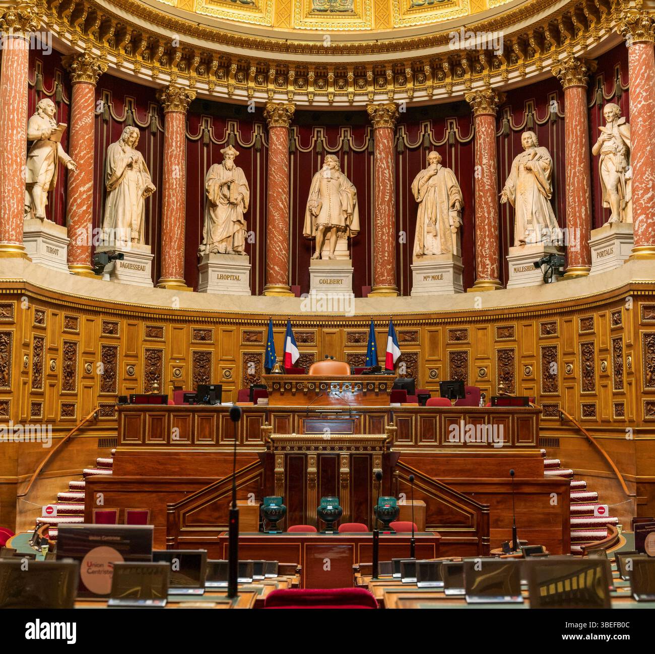 L'Emiciclo del Senato francese mette in mostra l'architettura classica con dettagli dorati ornati, statuaria scolpita e posti a sedere a più livelli disposti nel tradit Foto Stock