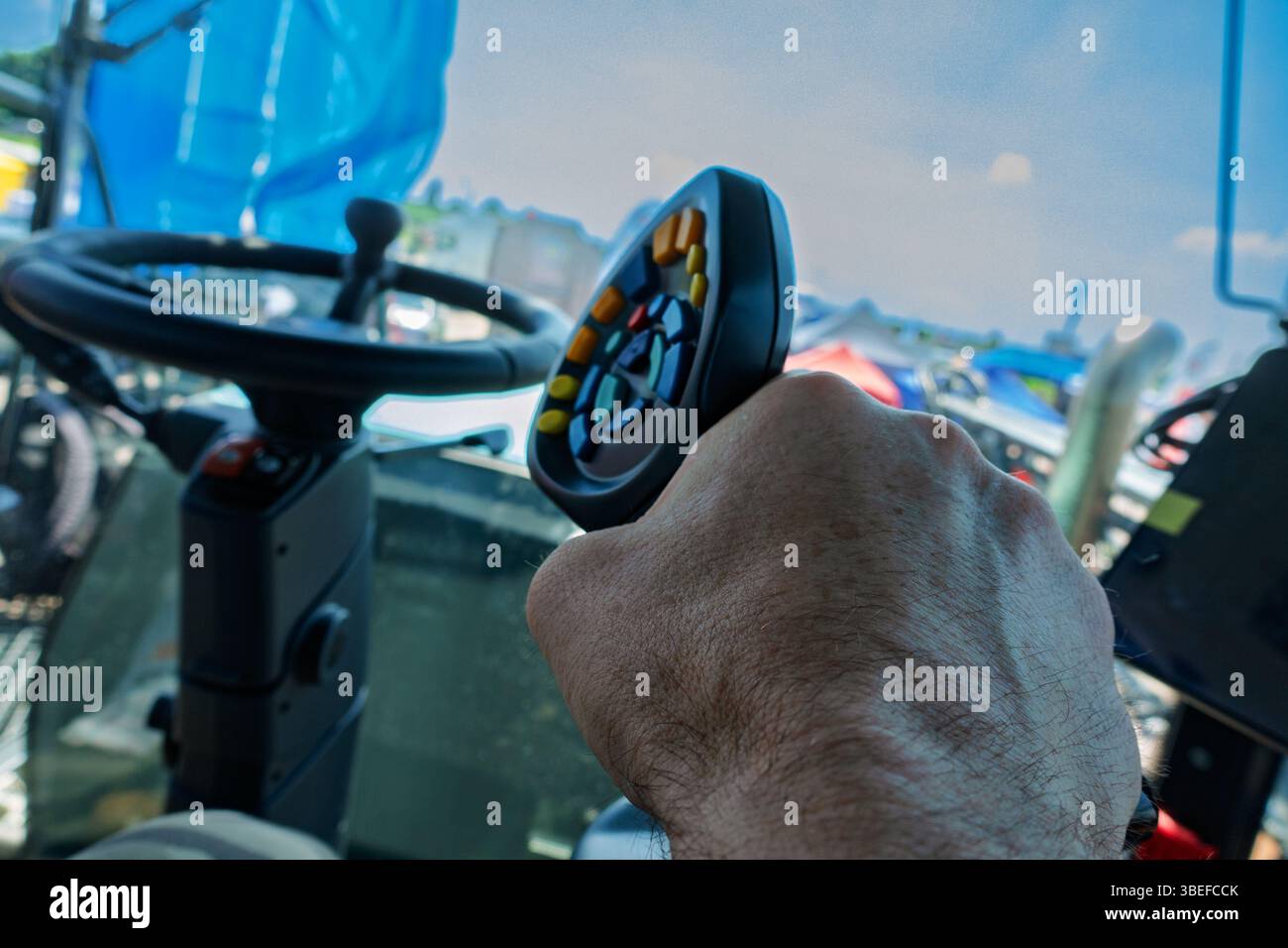 Concentrarsi sul lato dell'avambraccio di comando della macchina agricola per operazioni di coltivazione di precisione all'interno della cabina. Foto Stock Concentrarsi sul lato dell'avambraccio di comando della macchina agricola per operazioni di coltivazione di precisione all'interno della cabina. Foto Stock