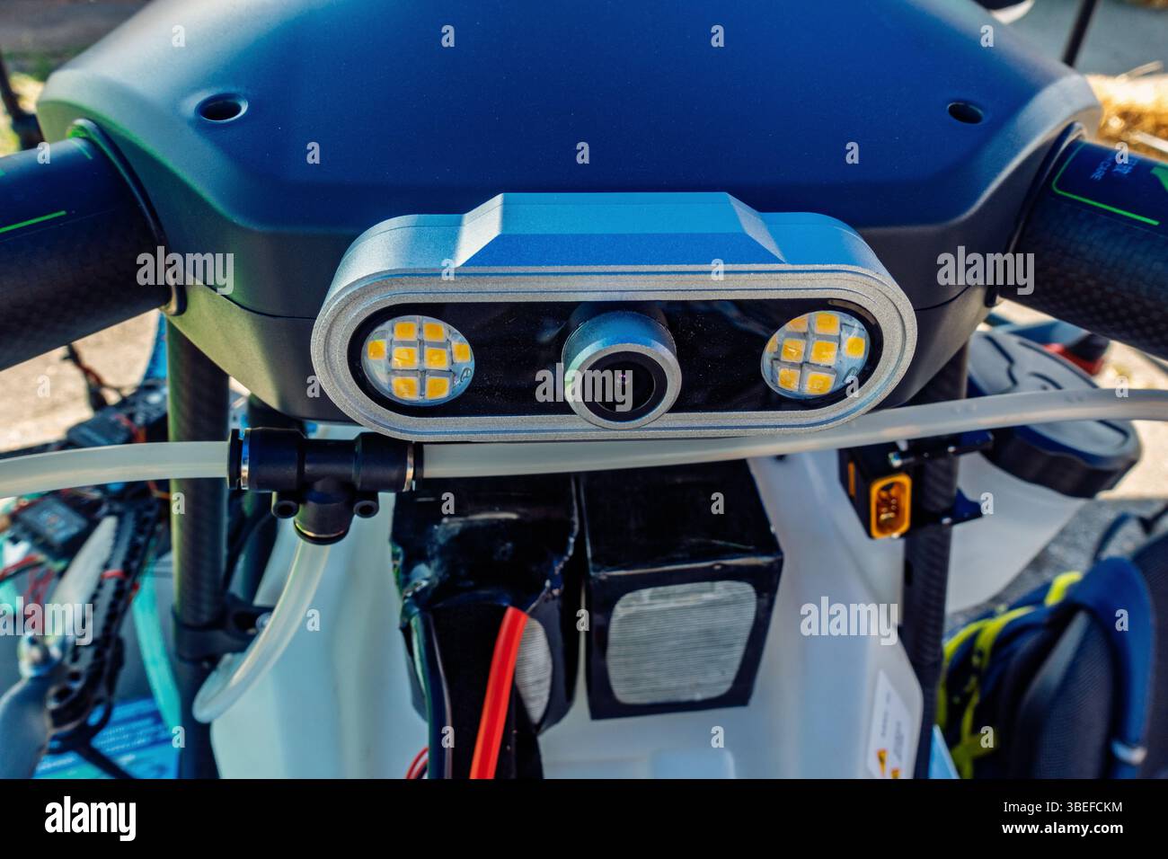 Drone agricolo con sistema di telecamere avanzato e illuminazione a LED per agricoltura di precisione, monitoraggio del prodotto e sorveglianza del campo. Tecnologia UAV professionale Foto Stock Drone agricolo con sistema di telecamere avanzato e illuminazione a LED per agricoltura di precisione, monitoraggio del prodotto e sorveglianza del campo. Tecnologia UAV professionale Foto Stock