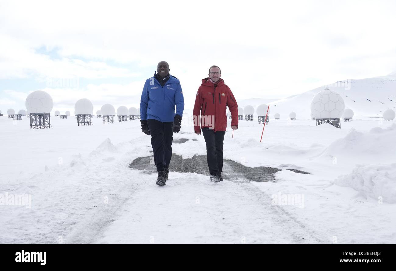 Il ministro degli Esteri David Lammy, con il ministro degli Esteri norvegese Barth Eide a SvalSat, una stazione satellitare di terra che monitora il clima, a Plataberget vicino a Longyearbyen nelle Svalbard, durante la sua visita in Norvegia. Data foto: Giovedì 29 maggio 2025. Foto Stock Il ministro degli Esteri David Lammy, con il ministro degli Esteri norvegese Barth Eide a SvalSat, una stazione satellitare di terra che monitora il clima, a Plataberget vicino a Longyearbyen nelle Svalbard, durante la sua visita in Norvegia. Data foto: Giovedì 29 maggio 2025. Foto Stock