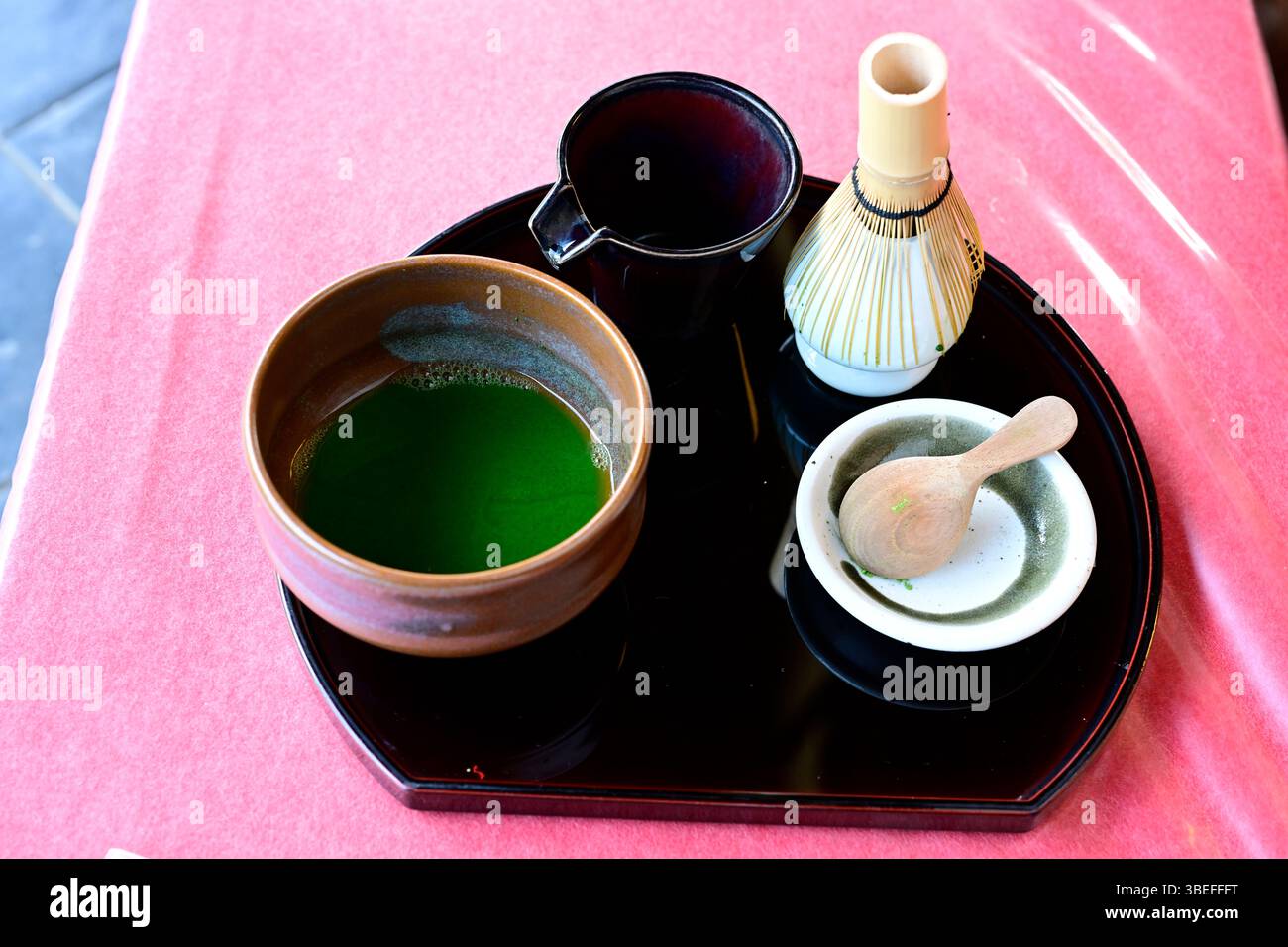 Primo piano di tè matcha verde biologico in una ciotola. Foto Stock