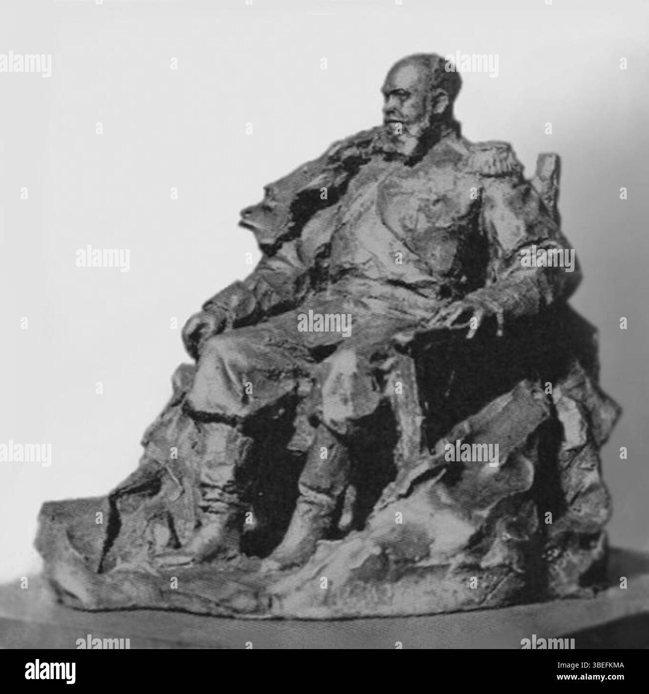 La prima versione del monumento ad Alessandro III, creato dallo scultore italiano Paul Troubetzkoy nel 1900. La scultura raffigura l'imperatore russo in una posa grandiosa e dignitosa, evidenziando il suo potere imperiale e il suo significato nella storia russa. Lo stile di Troubetzkoy combina realismo con influenze classiche idealizzate. Foto Stock