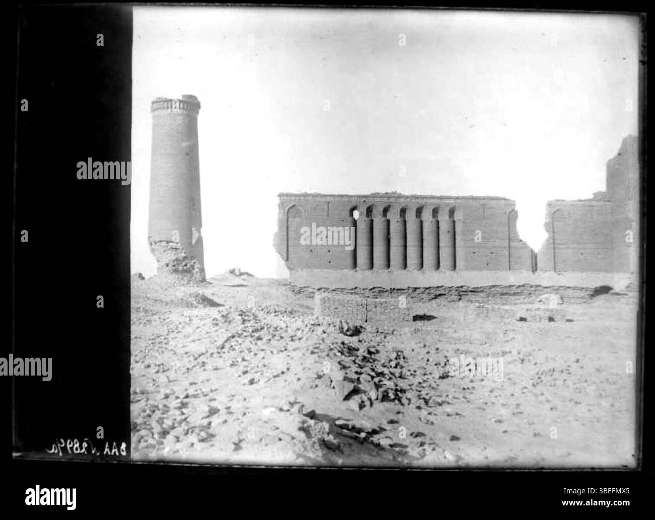 Questa fotografia del 1925 di Muso Saidjonov mostra le rovine del caravanserraglio Rabat-i Malik, un tempo luogo di riposo cruciale per mercanti e viaggiatori sulla via della Seta in Uzbekistan, che mostra i suoi resti architettonici. Foto Stock