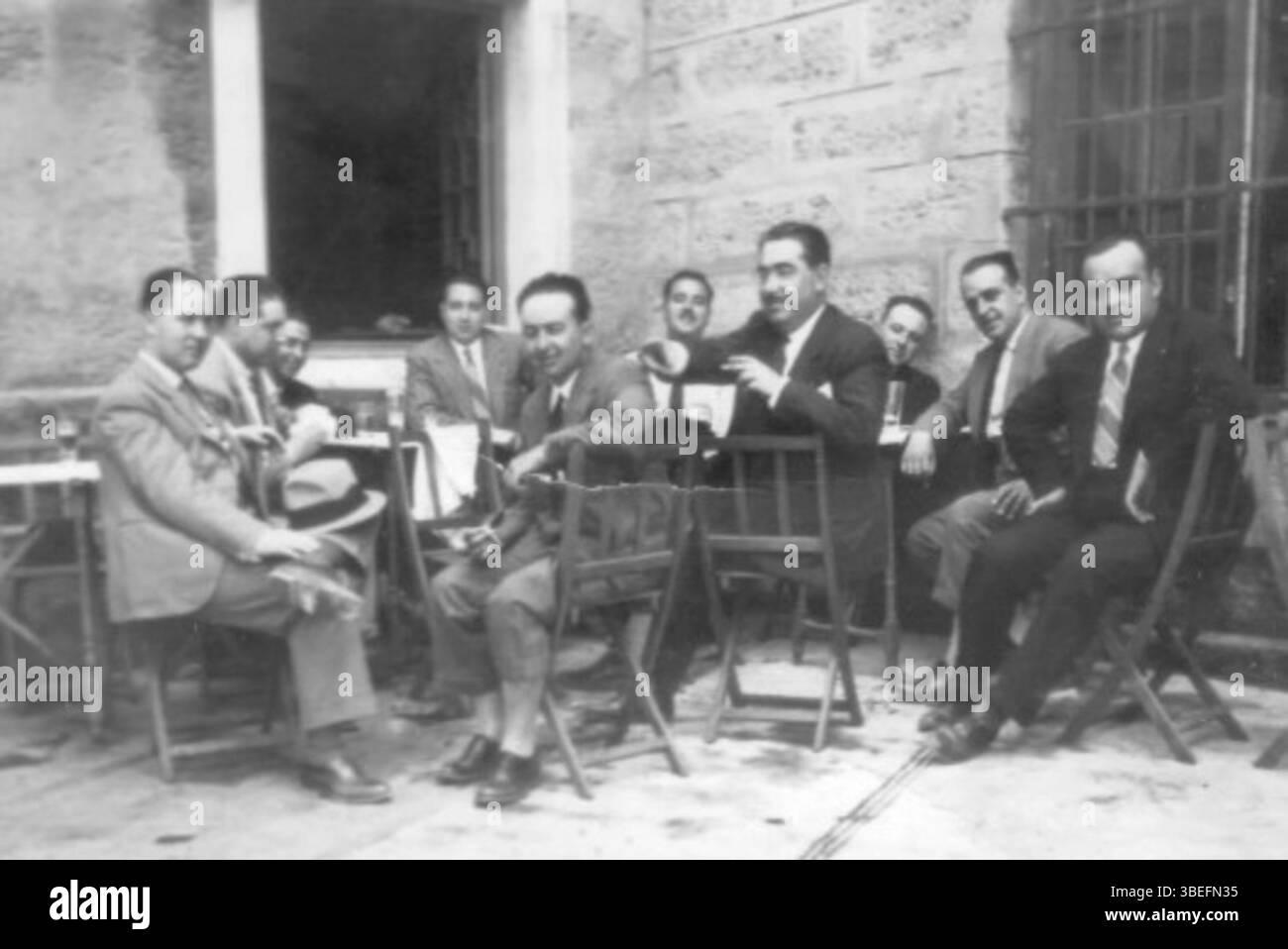 Questa fotografia del 1930 mostra un gruppo di uomini che bevono vino a Jerez de la Frontera, in Spagna. L'immagine probabilmente proviene dall'archivio della famiglia Palomino ed è stata probabilmente scattata da un membro della famiglia o da un servo. Foto Stock