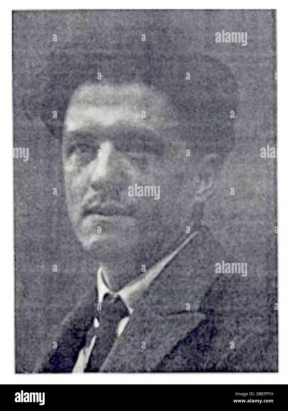 Questo ritratto fotografico di Joseph Rossi è stato pubblicato nel saggio di Jean-Paul Dubray del 1932 sull'artista. L'immagine cattura la somiglianza di Rossi e dà un'occhiata alla persona dietro le sue opere, offrendo una visione dell'immagine pubblica dell'artista. Foto Stock