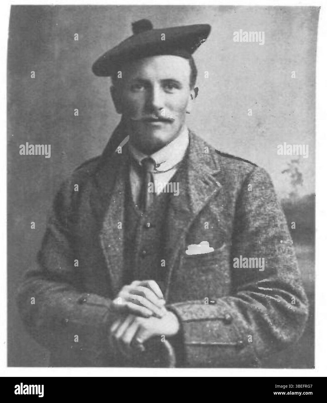 Una fotografia del maggiore Edward Urquhart, scattata da un fotografo sconosciuto nel XIX secolo. L'immagine ritrae l'ufficiale militare in uniforme piena, riflettendo lo stile fotografico e l'abbigliamento militare del periodo. Foto Stock