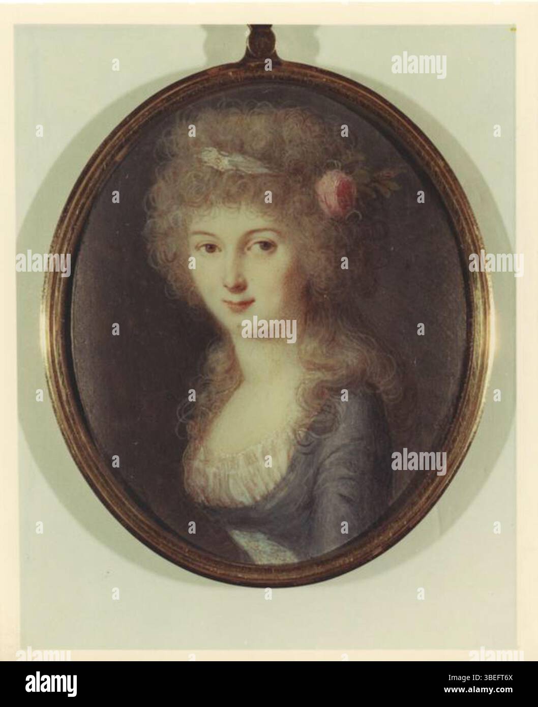 Questo acquerello in miniatura avorio, creato nel 1791, raffigura Sophie Madeleine (Dalmas) du Pont (1775-1828). E' collocato in un ciondolo ed e' ospitato nella collezione del Museo Winterthur. Il numero di accesso originale è 1972.219.1. Foto Stock
