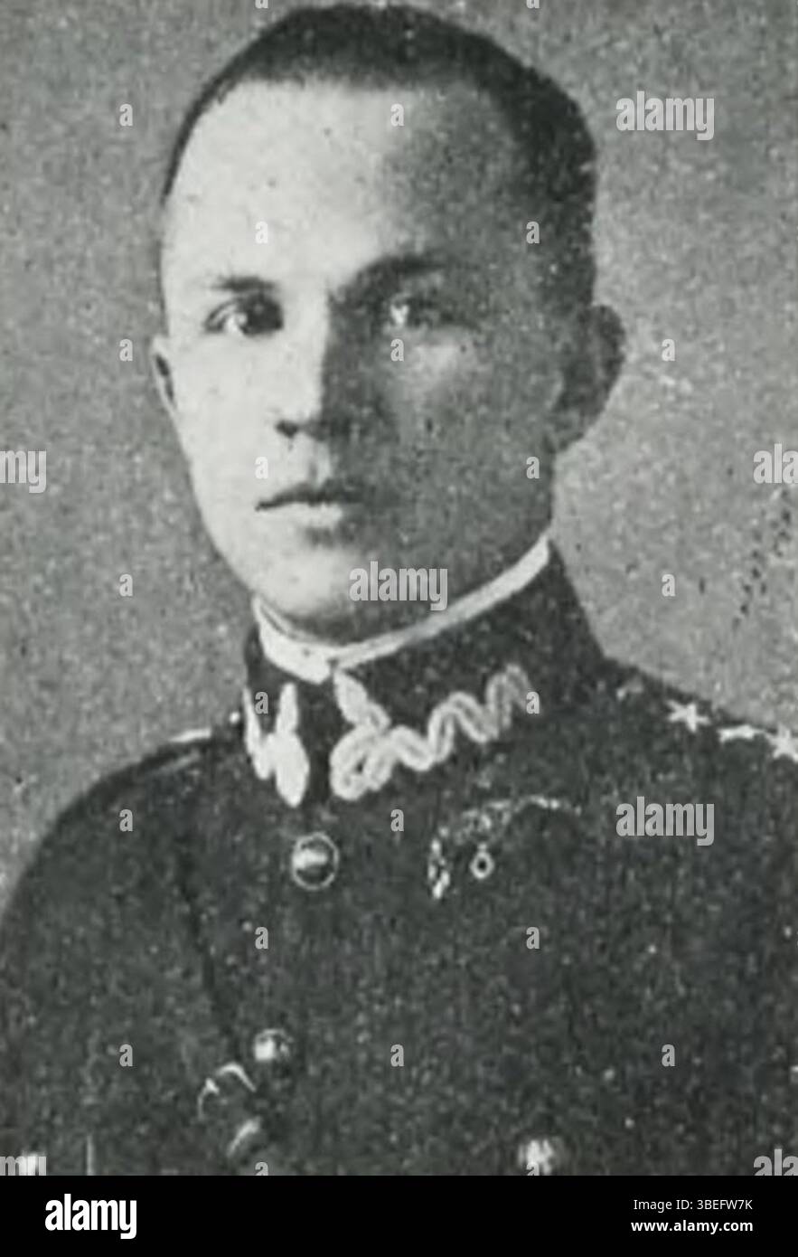 Piotr Dudziski viene fotografato prima dell'inizio del Challenge 1930, un evento storico in Polonia. Questa immagine cattura l'atleta in un momento di preparazione, una parte significativa della storia sportiva polacca all'inizio del XX secolo. Foto Stock