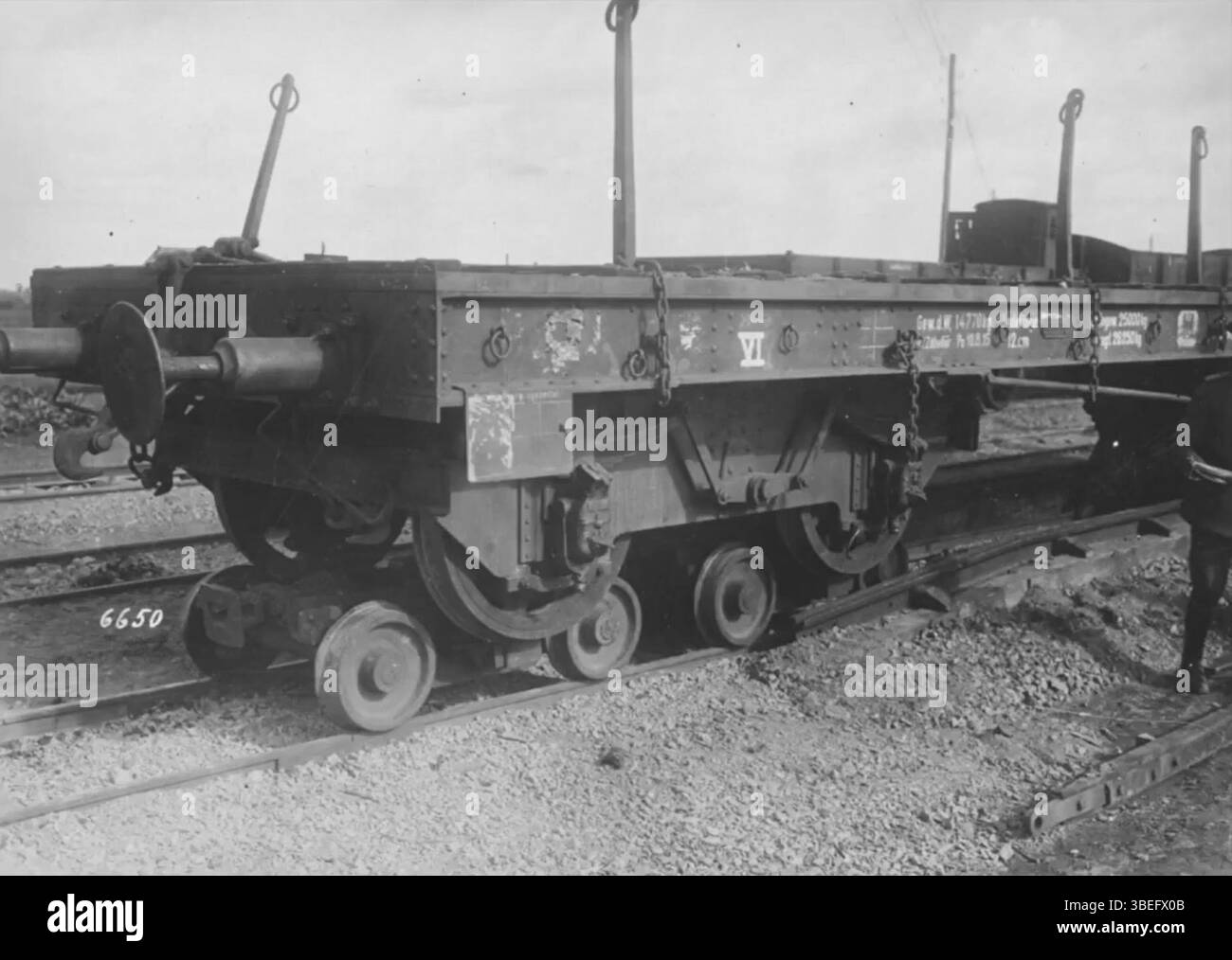 Questa fotografia, scattata tra il 1914 e il 1918, mostra una fossa in rollbock utilizzata per trasportare camion di scorta su una ferrovia a scartamento ridotto sul fronte occidentale durante la prima guerra mondiale. L'immagine cattura la logistica del trasporto in tempo di guerra. Foto Stock