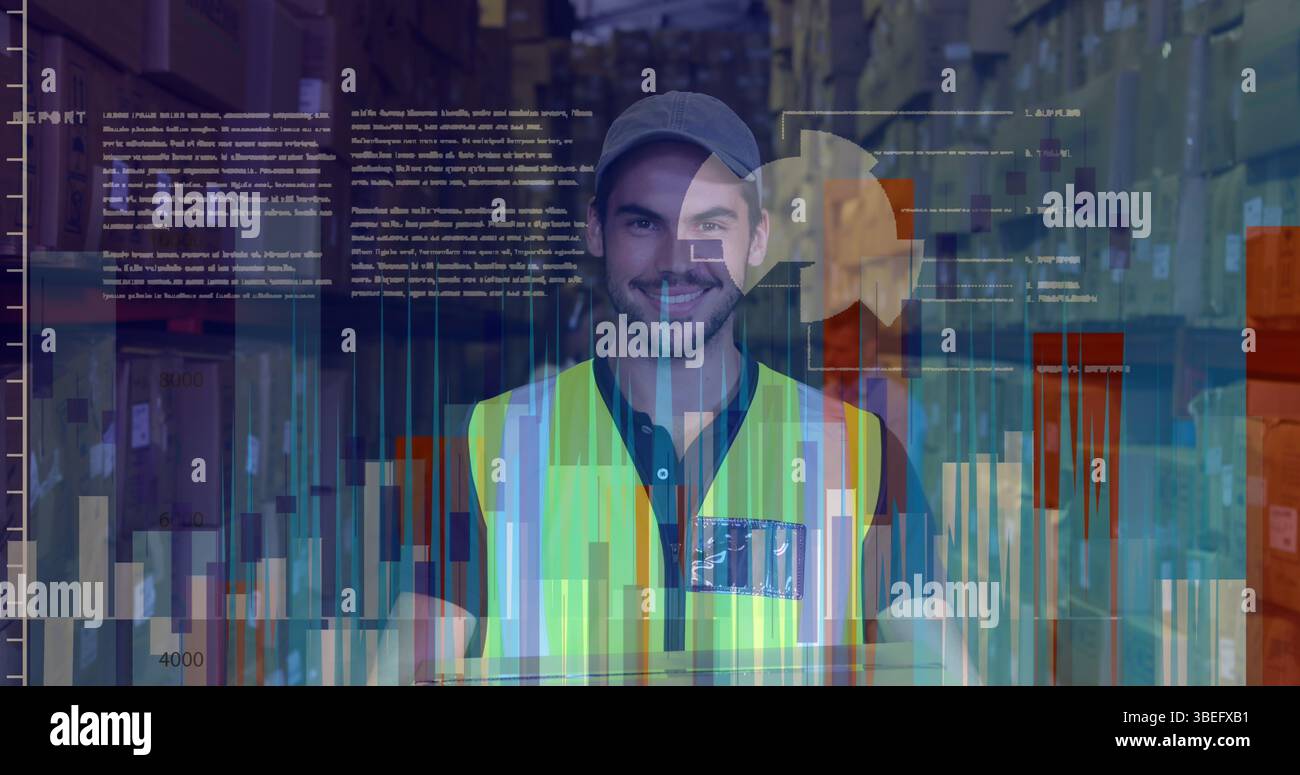 Immagine dell'elaborazione dei dati su un lavoratore caucasico con una scatola di consegna sorridente in magazzino Foto Stock