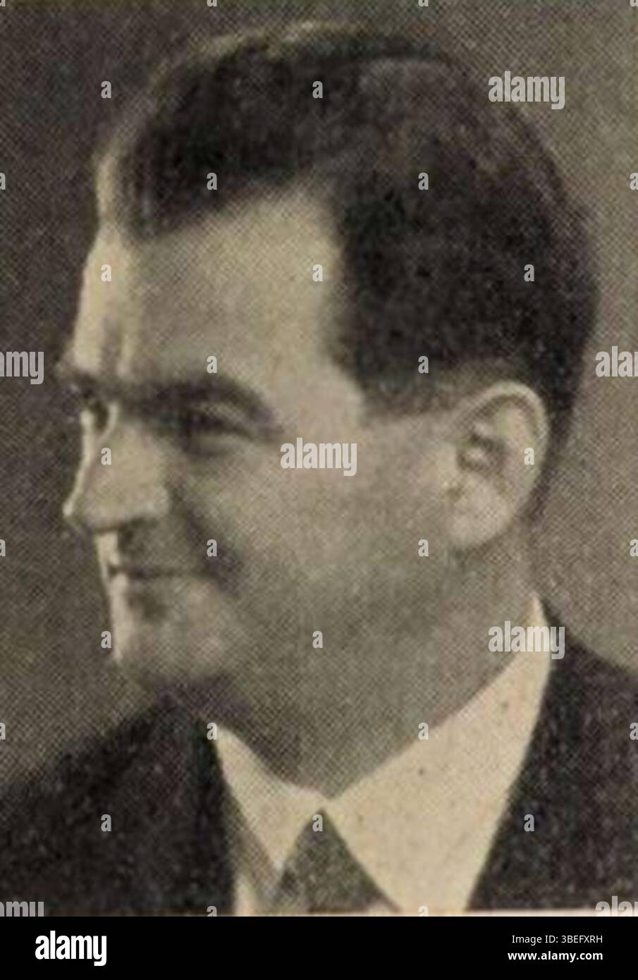 Questa fotografia di Pál M. Vajda del 1936 mostra Szende Ferenc, una cantante d'opera (basso-baritono) che si esibì ampiamente in Ungheria e a livello internazionale. Nato nel 1887, era noto per la sua voce profonda e la sua presenza scenica dominante. Foto Stock