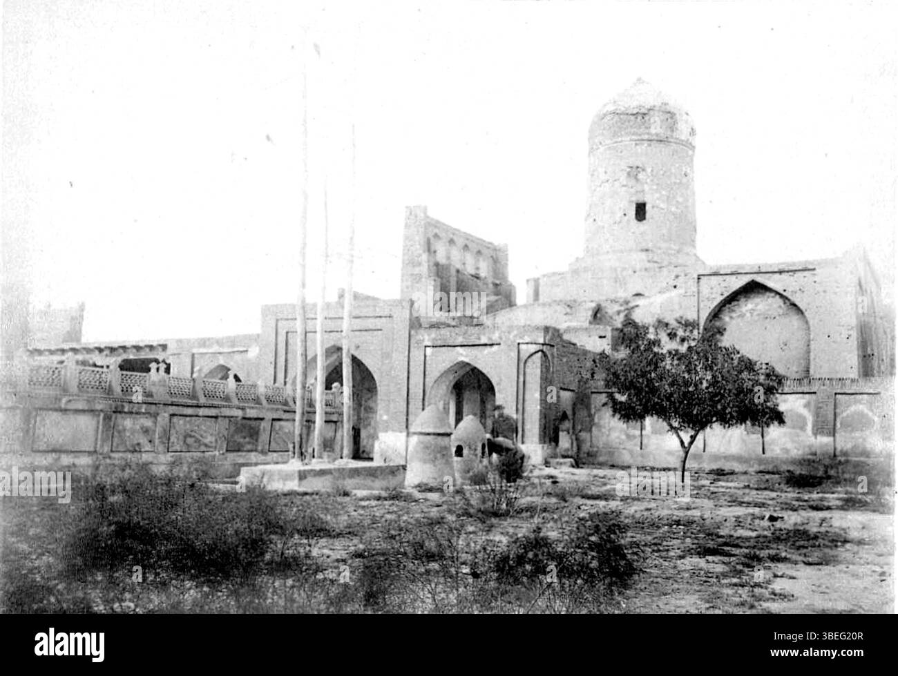 L'immagine mostra Qosim Shayx Xonaqohi nel 1887, raffigurato da Aymar de la Baume Pluvinel. Questo ritratto presenta Qosim Shayx, una figura notevole nella storia dell'Asia centrale, durante la fine del XIX secolo. Foto Stock