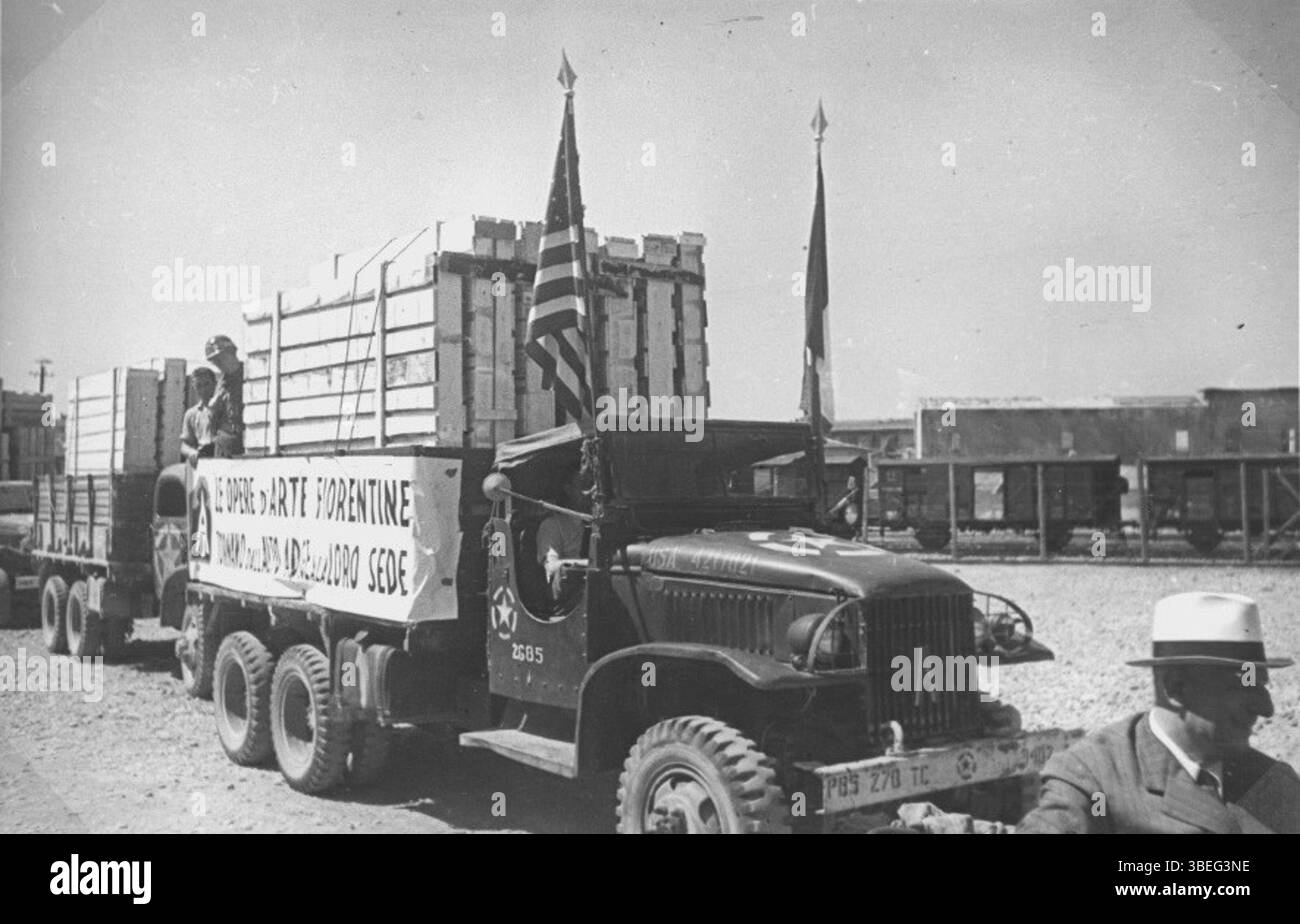 Il 22 luglio 1945, l'arte rubata dai nazisti dai musei degli Uffizi di Firenze fu restituita dagli Alleati, segnando un momento significativo nella restituzione culturale del dopoguerra. Foto Stock