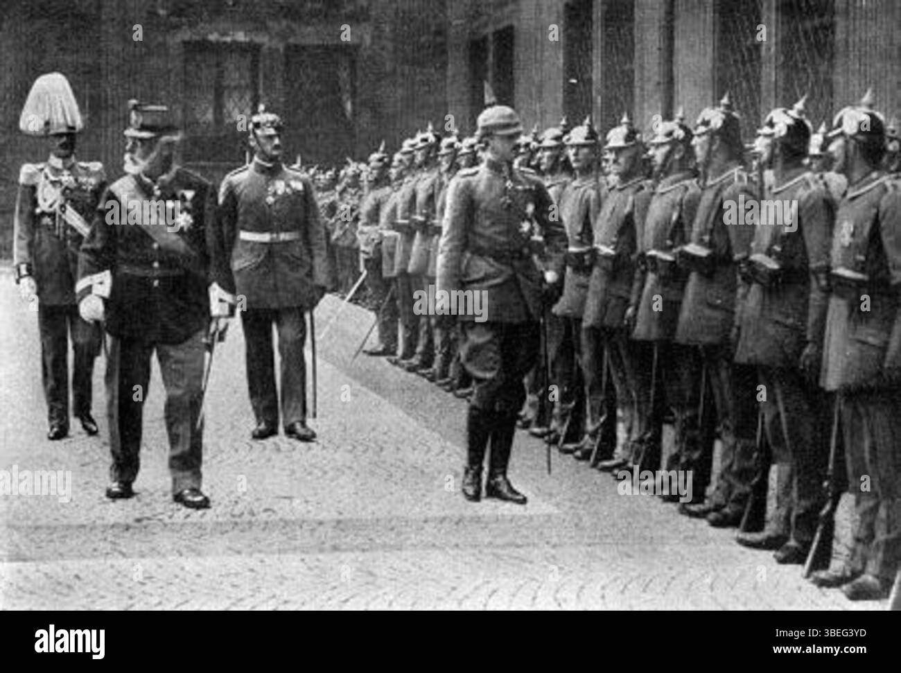 L'imperatore Carlo i d'Austria camminava durante la sua visita al re Ludovico III di Baviera a Monaco il 30 giugno 1917. Foto Stock