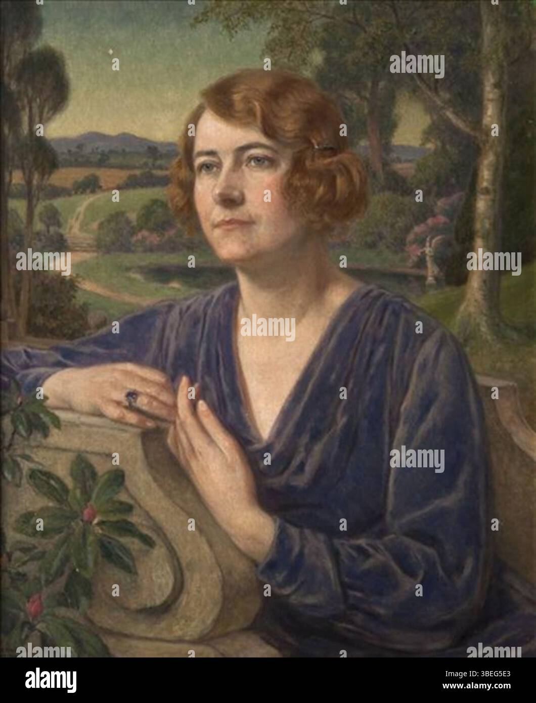 In *Ritratto di una Signora*, John Bernard Munns presenta una donna contro un paesaggio crepuscolare, mescolando ritrattistica con sfondo suggestivo. Il contrasto tra il soggetto e l'ambientazione del tramonto riflette la sensibilità artistica di Munns. Foto Stock