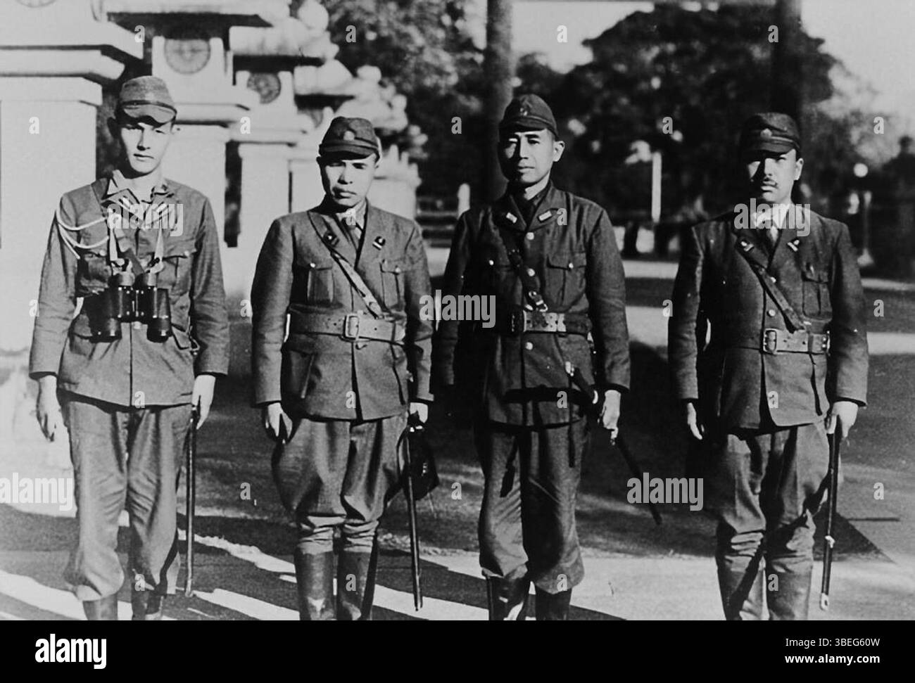 Questa fotografia storica mostra, da sinistra a destra, l'aiutante maggiore Chikanori Moji, Yoshio Kodama, il viceammiraglio Takijiro Onishi e Fujiyoshi al santuario Tainan di Taiwan, scattato nell'ottobre 1944 o nel febbraio 1945 durante la seconda guerra mondiale Foto Stock