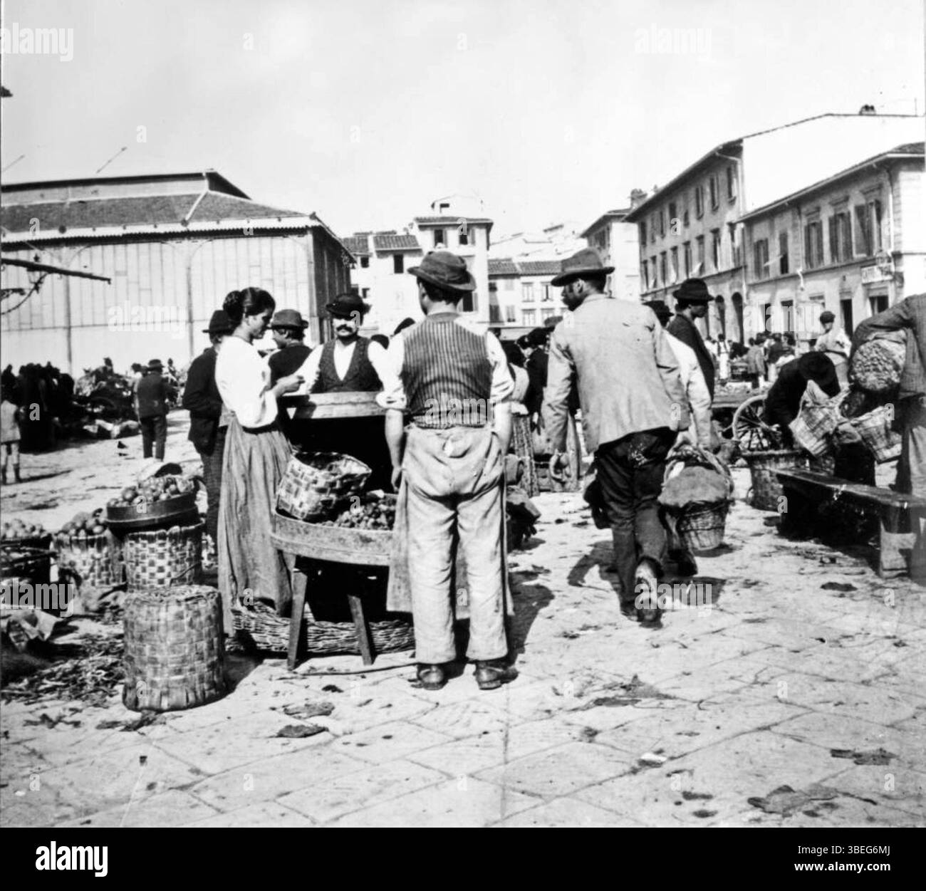 Un dipinto di Donato Pineider dei primi anni '1900, raffigurante Piazza Ghiberti e il mercato di Sant'Ambrogio a Firenze. La scena cattura l'atmosfera vivace del mercato durante quel periodo, mostrando la vivacità culturale della città. Foto Stock