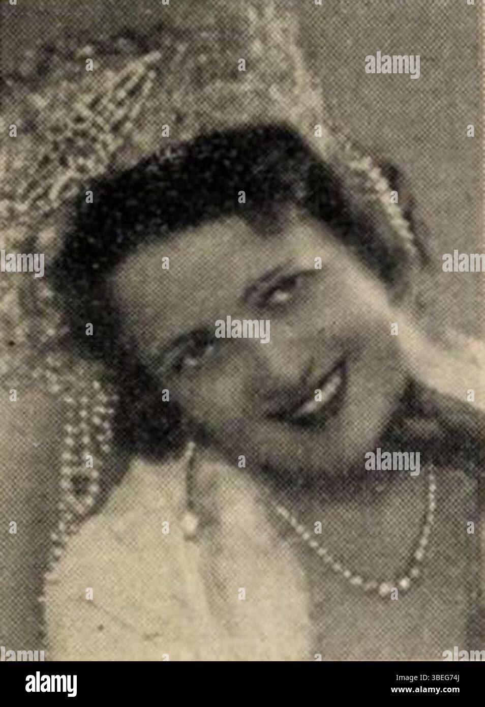 Questa foto del 1936 di Aladár Székely raffigura Hadnagy Hanke Mária, un cantante ungherese. Nota per i suoi contributi alla musica vocale ungherese, è stata una figura influente nella scena musicale del XIX secolo del paese. Foto Stock