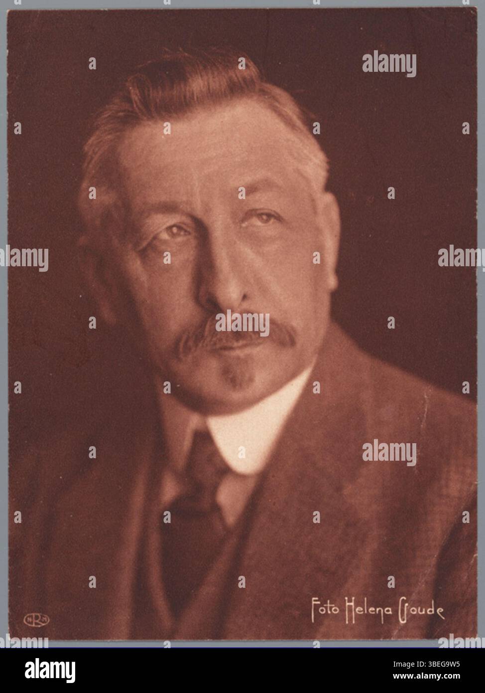 Una fotografia ritratto di Helene Goude (1868-1951) del 1909 di Pieter Jelles Troelstra, una figura politica chiave nella storia olandese. Questa fotografia cattura l'immagine di Troelstra, segnando un momento nella politica olandese dei primi anni del XX secolo. Foto Stock