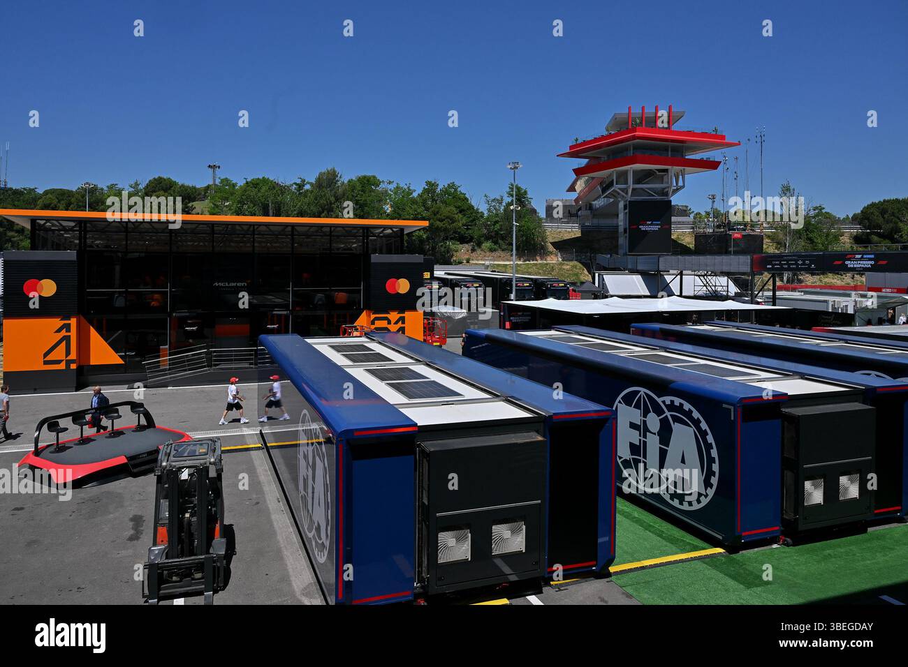 BARCELLONA, SPAGNA - MAGGIO 29: Una vista generale del paddock durante le anteprime in vista del Gran Premio di F1 Aramco di Spagna sul circuito di Barcellona-Catalunya il 29 maggio 2025 a Barcellona, Spagna. (Foto di Vince Mignott/Alamy Live News) Foto Stock