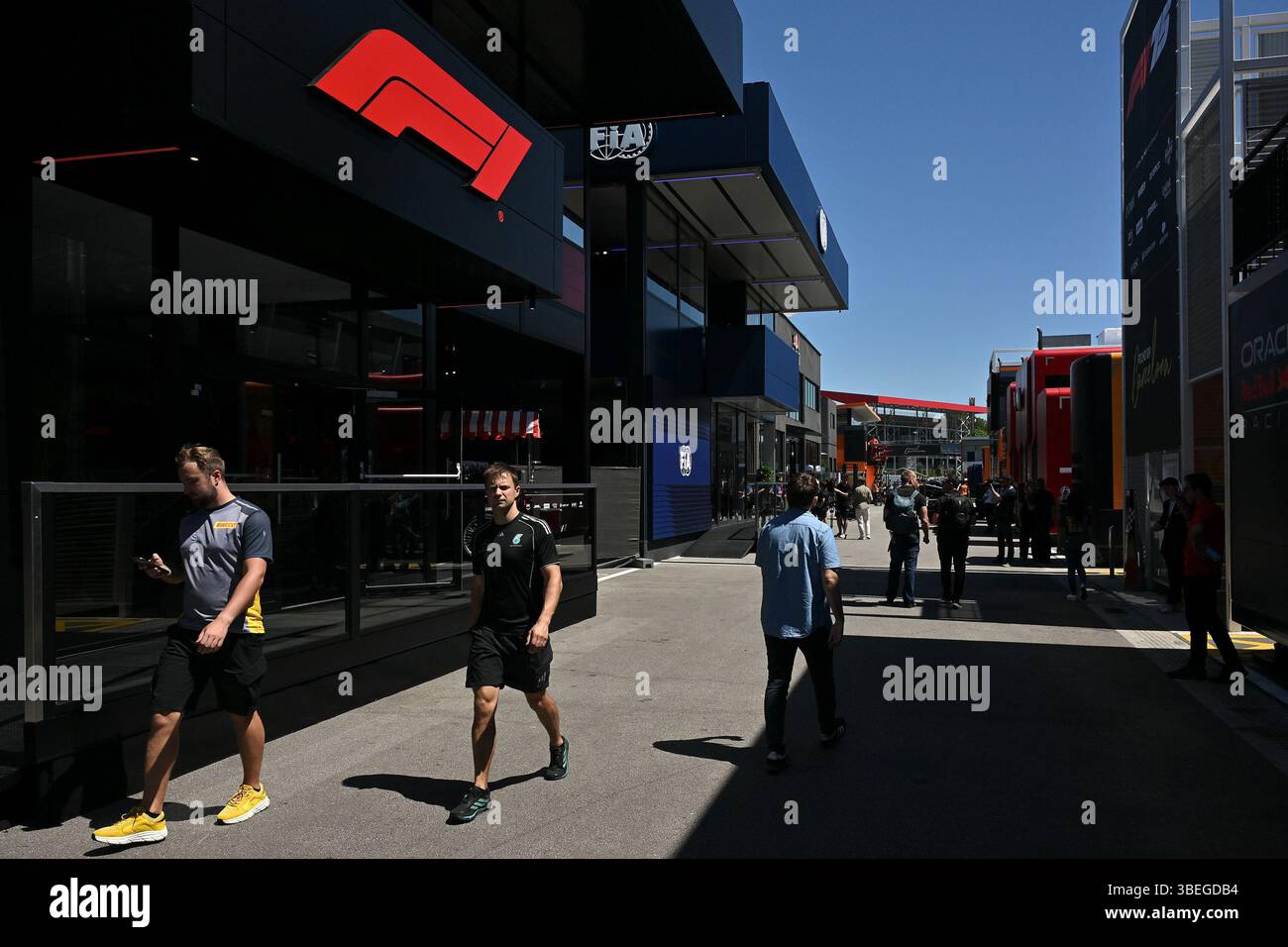 BARCELLONA, SPAGNA - MAGGIO 29: Una vista generale del paddock durante le anteprime in vista del Gran Premio di F1 Aramco di Spagna sul circuito di Barcellona-Catalunya il 29 maggio 2025 a Barcellona, Spagna. (Foto di Vince Mignott/Alamy Live News) Foto Stock