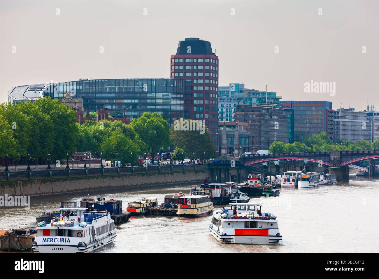 Londra, Regno Unito - 7 maggio 2011 : spedizione sul Tamigi. Molte barche da tour si avvicinano al molo di Albert Embankment vicino al ponte Lambeth. Foto Stock