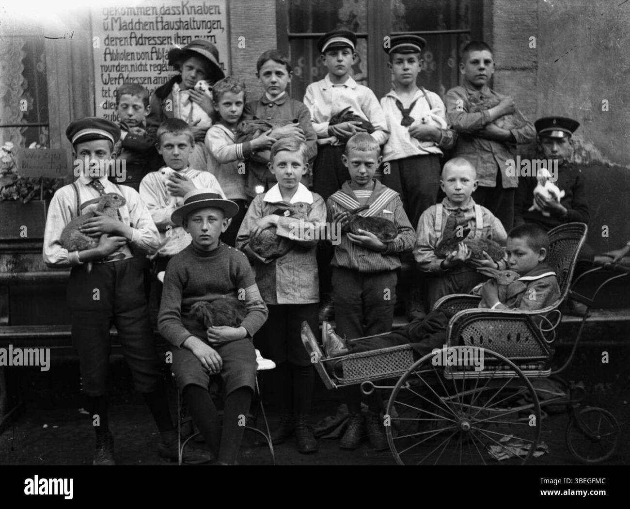 La rappresentazione di Braunschweig negli anni '1930 di Käthe Buchler nella prima guerra mondiale sottolinea il pesante onere emotivo per la popolazione. La sua arte riflette la trasformazione della vita quotidiana durante la guerra e la resilienza umana in tempi così difficili. Foto Stock