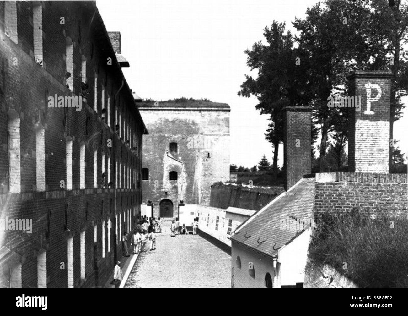 Una vista dal XIX secolo, alla fine del quarto quarto quarto, che mostra la caserma dell'alta Ville e la Torre Ostrevant lungo le mura difensive della città. Foto Stock