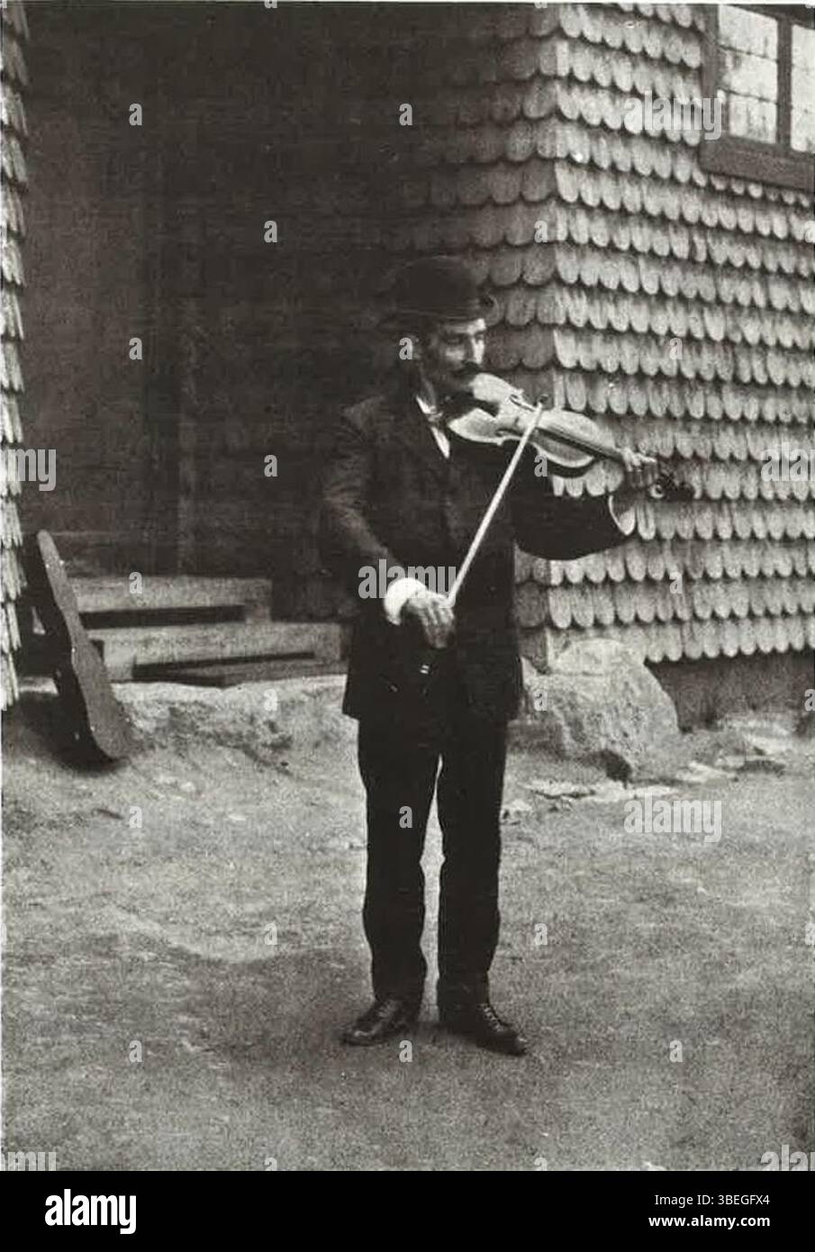 Gullik Falk (1875–1928), un violinista svedese, era noto per i suoi contributi alla musica folk svedese. Questo riferimento risale al 1928, mettendo in evidenza le sue esibizioni di canzoni tradizionali svedesi, spesso presenti in collezioni di musica folk. Foto Stock