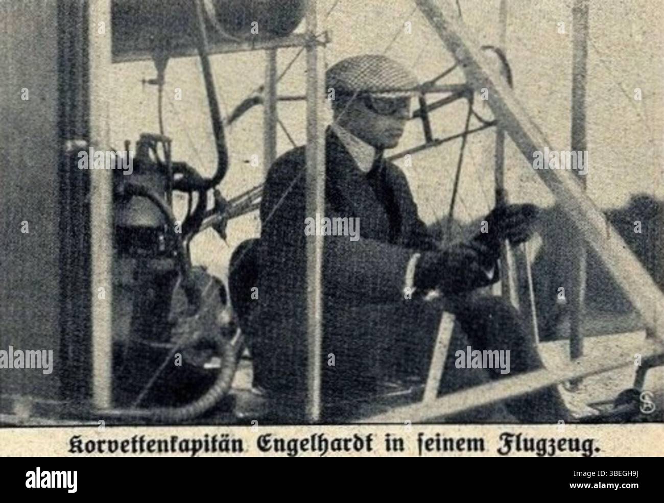 Korvettenkapitän Paul Engelhardt viene catturato con il suo aereo durante gli eventi aerei del 1910 a Johannisthal, Berlino. Questa fotografia mette in evidenza i primi aerei militari. Foto Stock