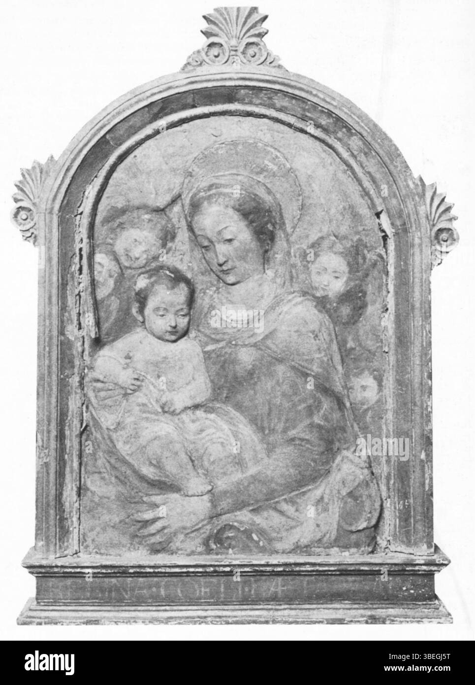 Si tratta di un bassorilievo della Madonna col bambino di Antonio Rossellino, attualmente scomparso. L'opera era originariamente situata in via delle Brache, probabilmente in Italia. Foto Stock