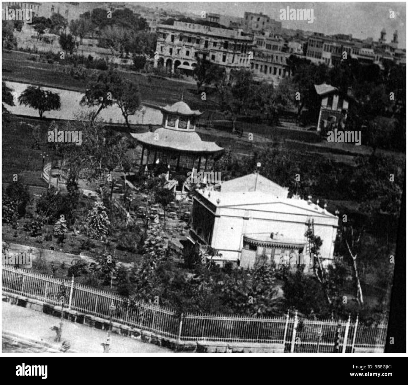 L'immagine mostra il Teatro nel Giardino Esbekieh, il Cairo intorno al 1872, forse catturato da Émile Bechard. La foto raffigura il padiglione cinese, il lago e il ristorante sullo sfondo, mostrando la bellezza culturale e architettonica del giardino. Foto Stock