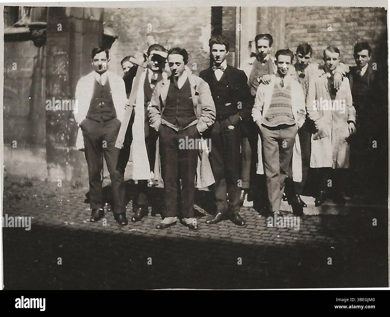 Questa foto di aprile 1927 mostra un gruppo di studenti di architettura all'Académie Royale des Beaux-Arts di Bruxelles. Léon van Dievoet, un importante architetto belga, è visto al centro del gruppo, segnando un momento importante nell'educazione architettonica. Foto Stock