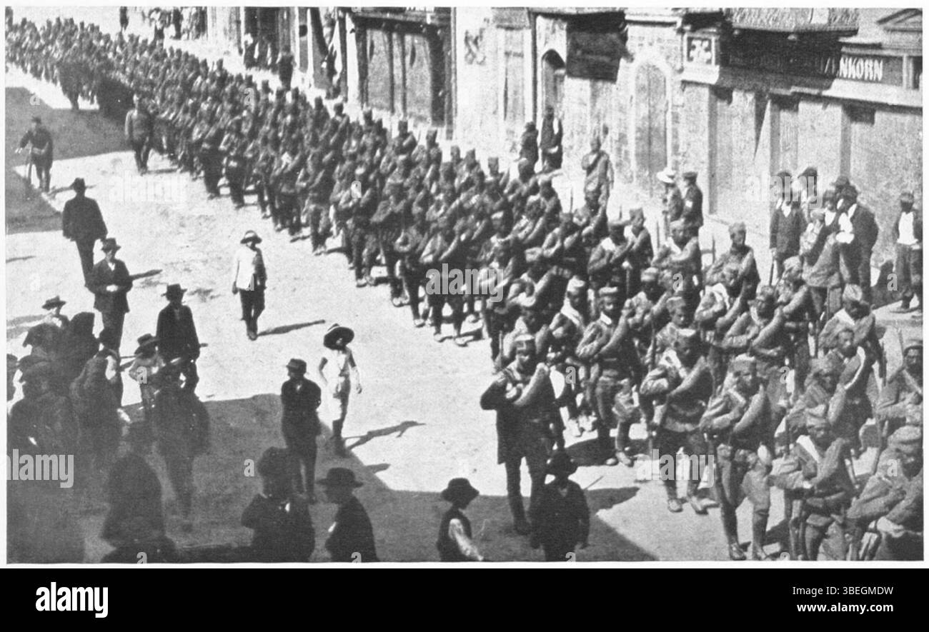 Le truppe serbe vittoriose marciano attraverso Semlin dopo aver liberato Belgrado ed essere entrate in Austria-Ungheria nel dicembre 1914. Questa immagine riflette i risultati militari e i cambiamenti politici durante la prima guerra mondiale Foto Stock