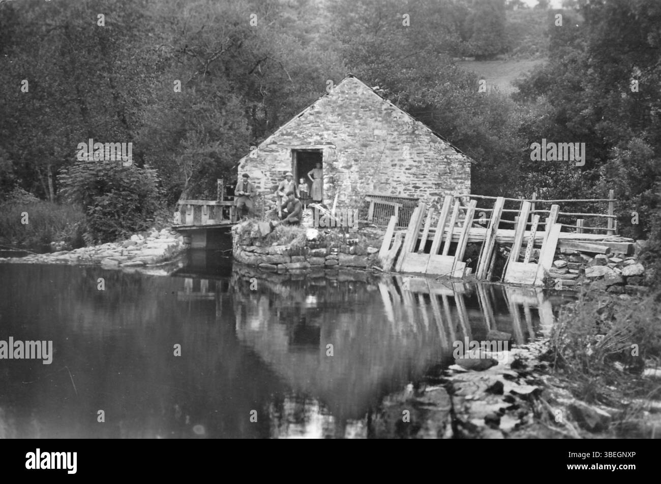Il Moulin de Fourden, situato a Tréméven, Finistère, in Francia, risale all'inizio del XX secolo. Si erge lungo il fiume Ellé, offrendo una pittoresca scena di tradizionali strutture di macinazione nella campagna francese. Foto Stock