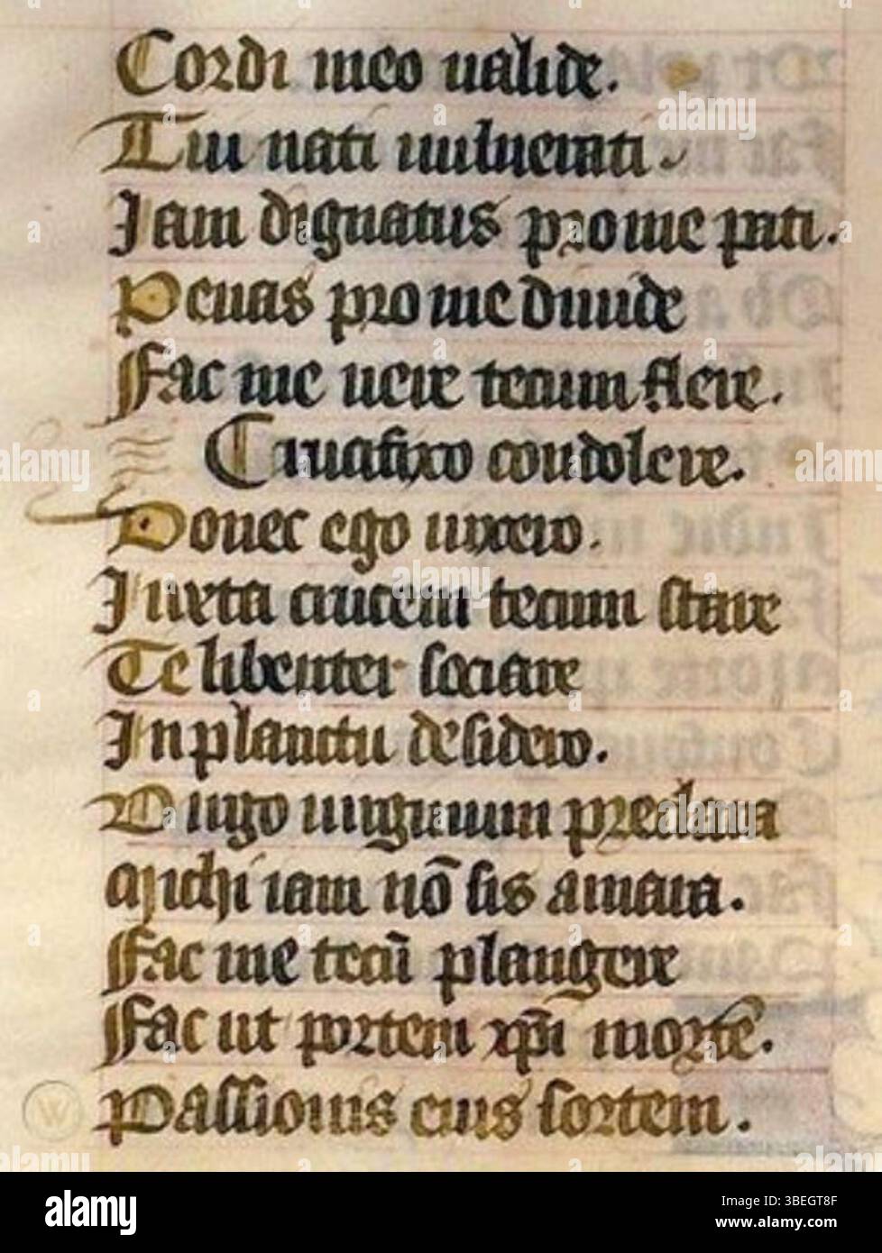Questo manoscritto del XV secolo presenta un estratto della sequenza "Stabat Mater", copiato da uno scriba anonimo. Il testo fa parte della sequenza liturgica comunemente usata nei servizi cristiani durante la passione di Cristo. Foto Stock
