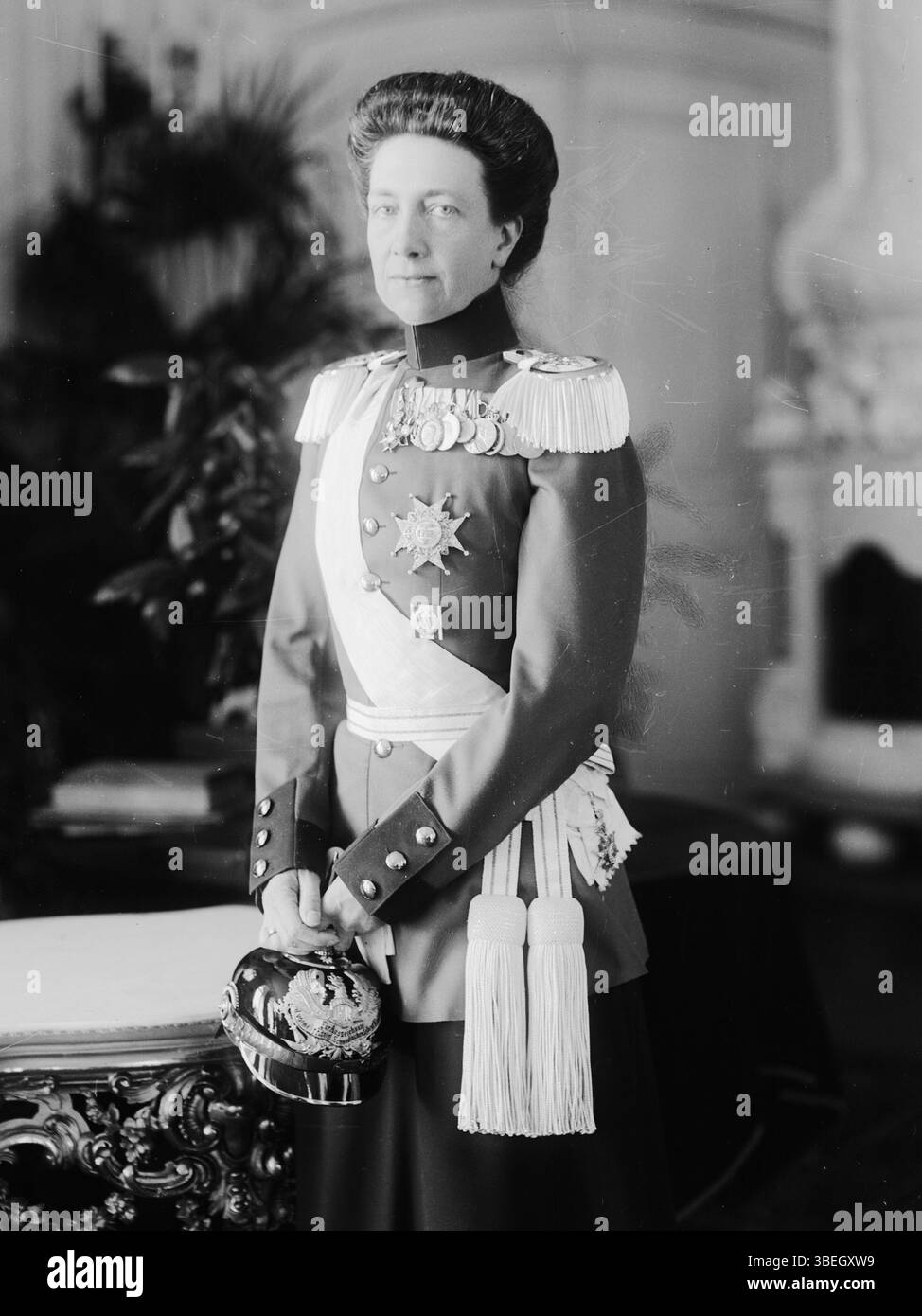 Questo ritratto raffigura la regina Vittoria di Baden, nella sua uniforme onoraria colonnello in capo dei 34° fucilieri (Pomerania), un titolo militare che deteneva. Il ritratto è dell'11 giugno 1910 e riflette il suo ruolo cerimoniale e le tradizioni militari del tempo. Foto Stock