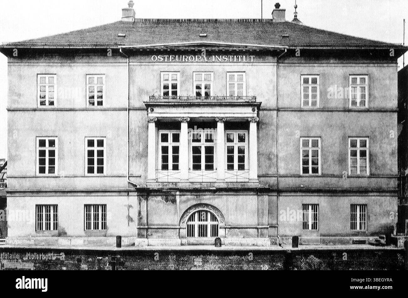Il dipinto, creato intorno al 1920, raffigura il Langhans Arcade a Breslavia, in Polonia. Questo edificio storico rappresenta gli stili architettonici dell'inizio del XX secolo e le opere d'arte riflettono il significato culturale e architettonico del periodo. Foto Stock