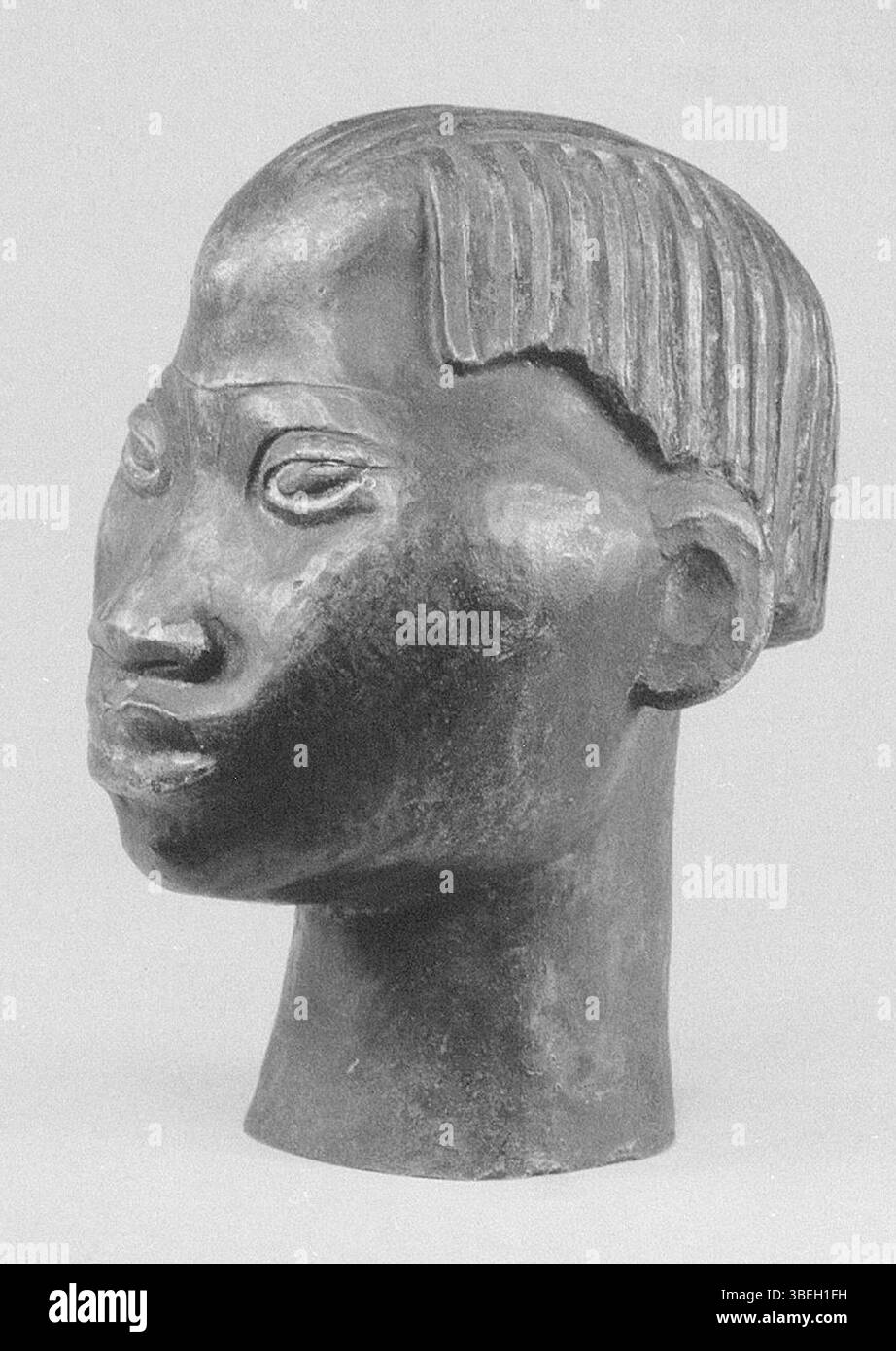 "Kopf einer jungen Schwarzen" di Sophie Wolff (1871-1944), una scultura in bronzo creata nel 1913/14 o 1920, parzialmente dipinta. Questo pezzo, ospitato nel Georg-Kolbe-Museum di Berlino, raffigura una giovane donna nera, che dimostra l'esplorazione di Wolff della ritrattistica e della corsa nell'arte dei primi anni del XX secolo. Foto Stock