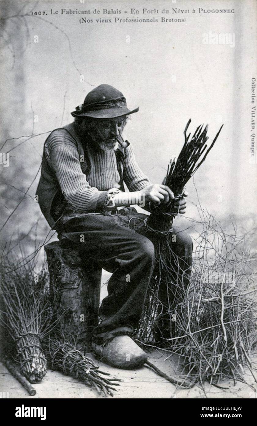 Una cartolina del 1910 circa raffigurante una scopa nel Forêt du Névet, Plogonnec. La foto mostra Joseph-Marie Villard (1868-1935), una figura significativa nell'industria delle ginestre durante questo periodo. Foto Stock