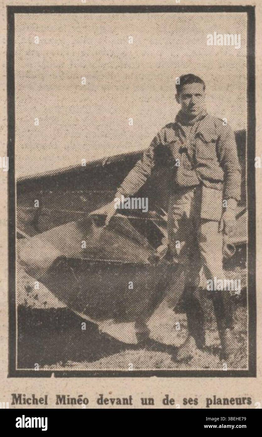 Questa immagine del 1935 mostra Michel Minéo davanti all'aereo M-5. La foto cattura il coinvolgimento di Minéo nell'aviazione e il suo ruolo nello sviluppo dei primi progetti di aeromobili in Francia. Foto Stock