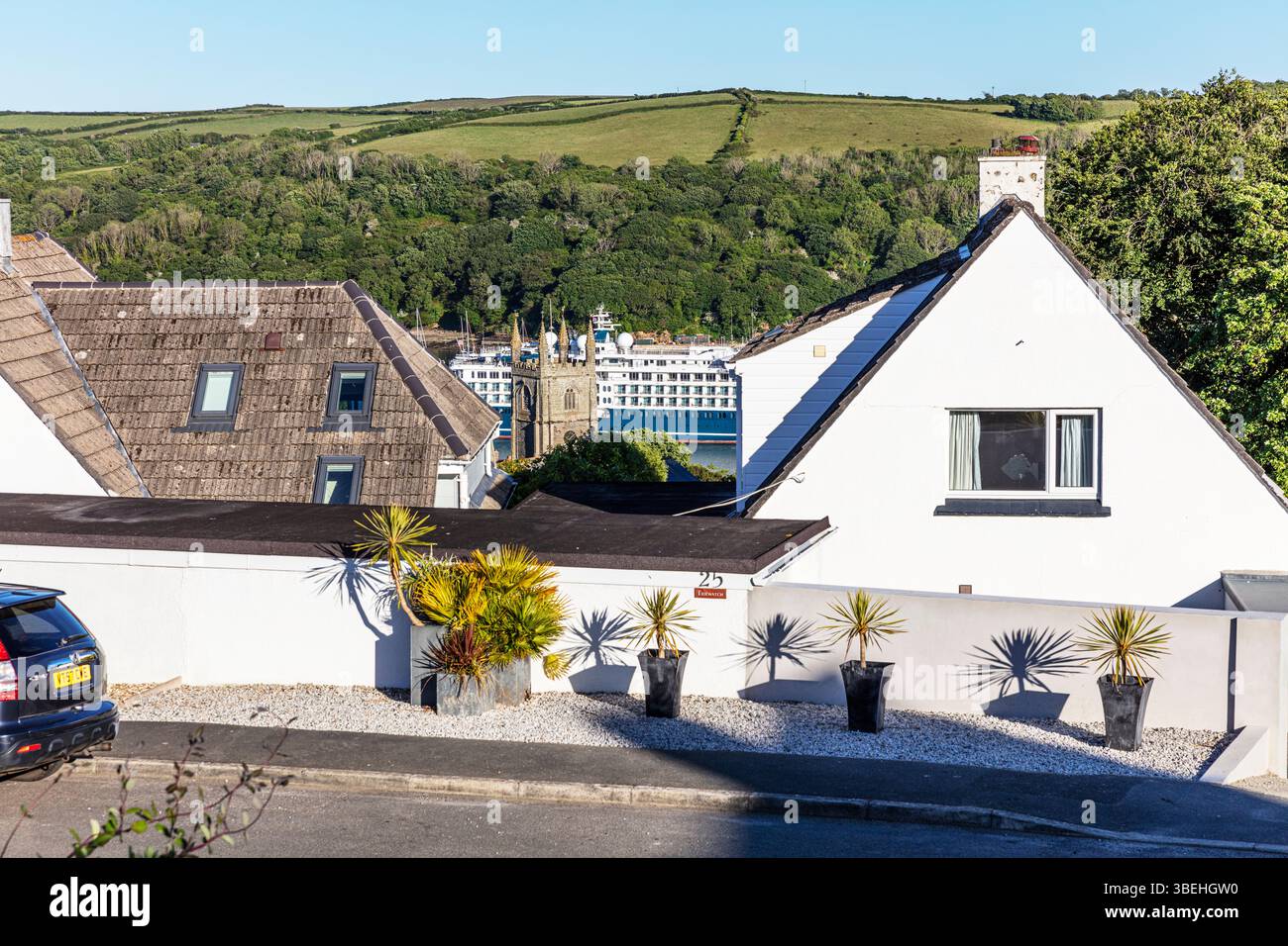 Fowey, Cornovaglia, Regno Unito, Inghilterra, nave da crociera nell'estuario di Fowey, nave da crociera, porto profondo, grande nave, porto, porto, nave, spedizione, crociera Foto Stock