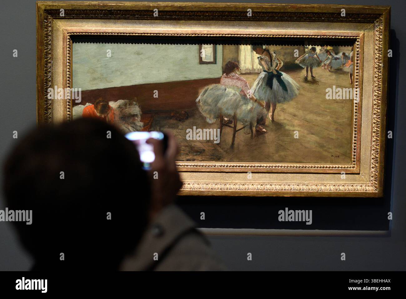 Visitatore in cerca di dipingere a Degas all'Opera la mostra presso il museo di Orsay , Parigi, Francia. Foto Stock