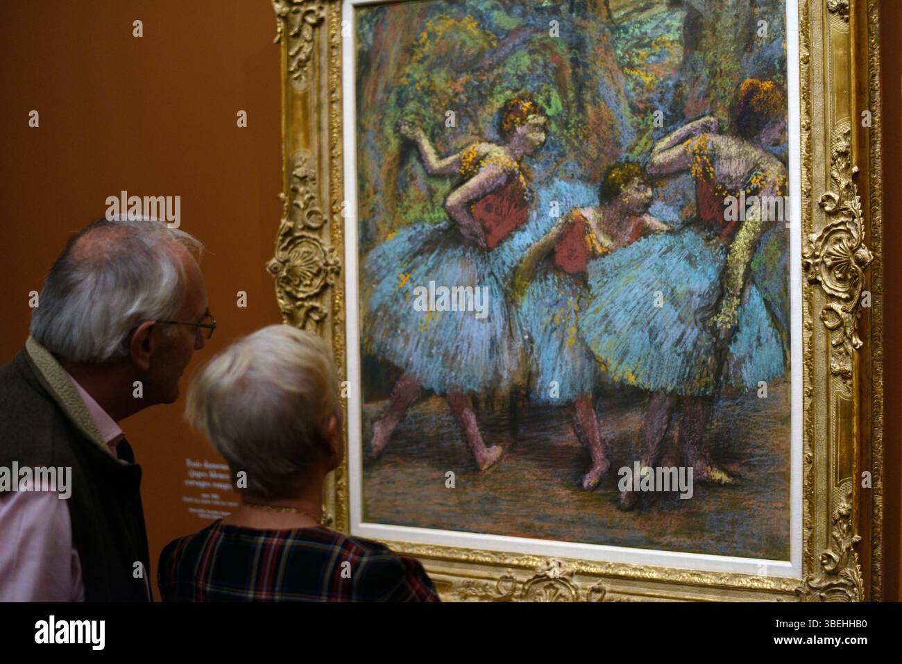 Visitatore in cerca di dipingere a Degas all'Opera la mostra presso il museo di Orsay , Parigi, Francia. Foto Stock