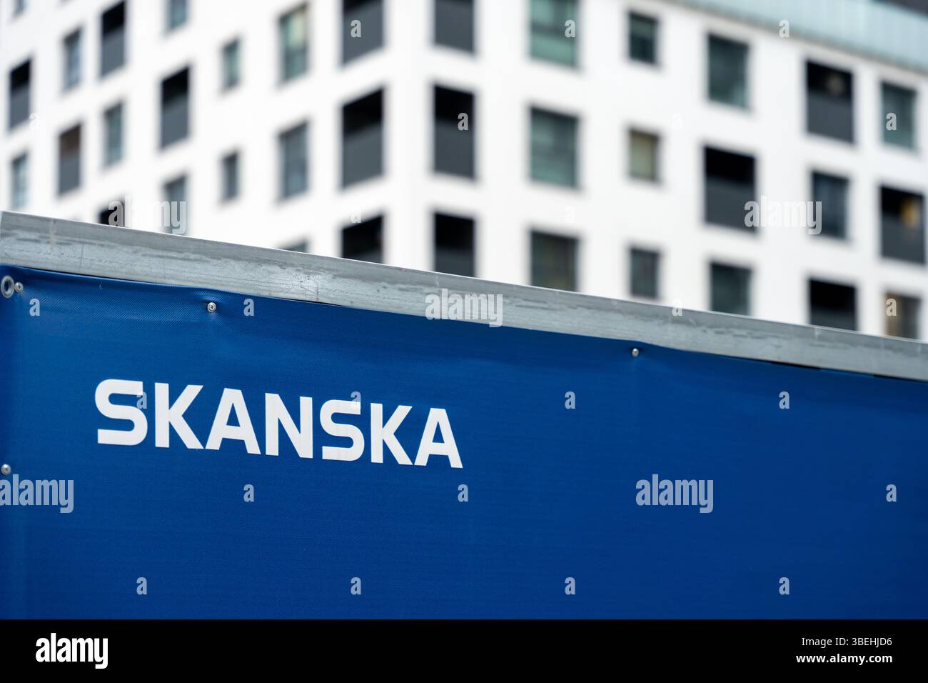 Striscione per cantieri Skanska di fronte all'edificio residenziale Foto Stock
