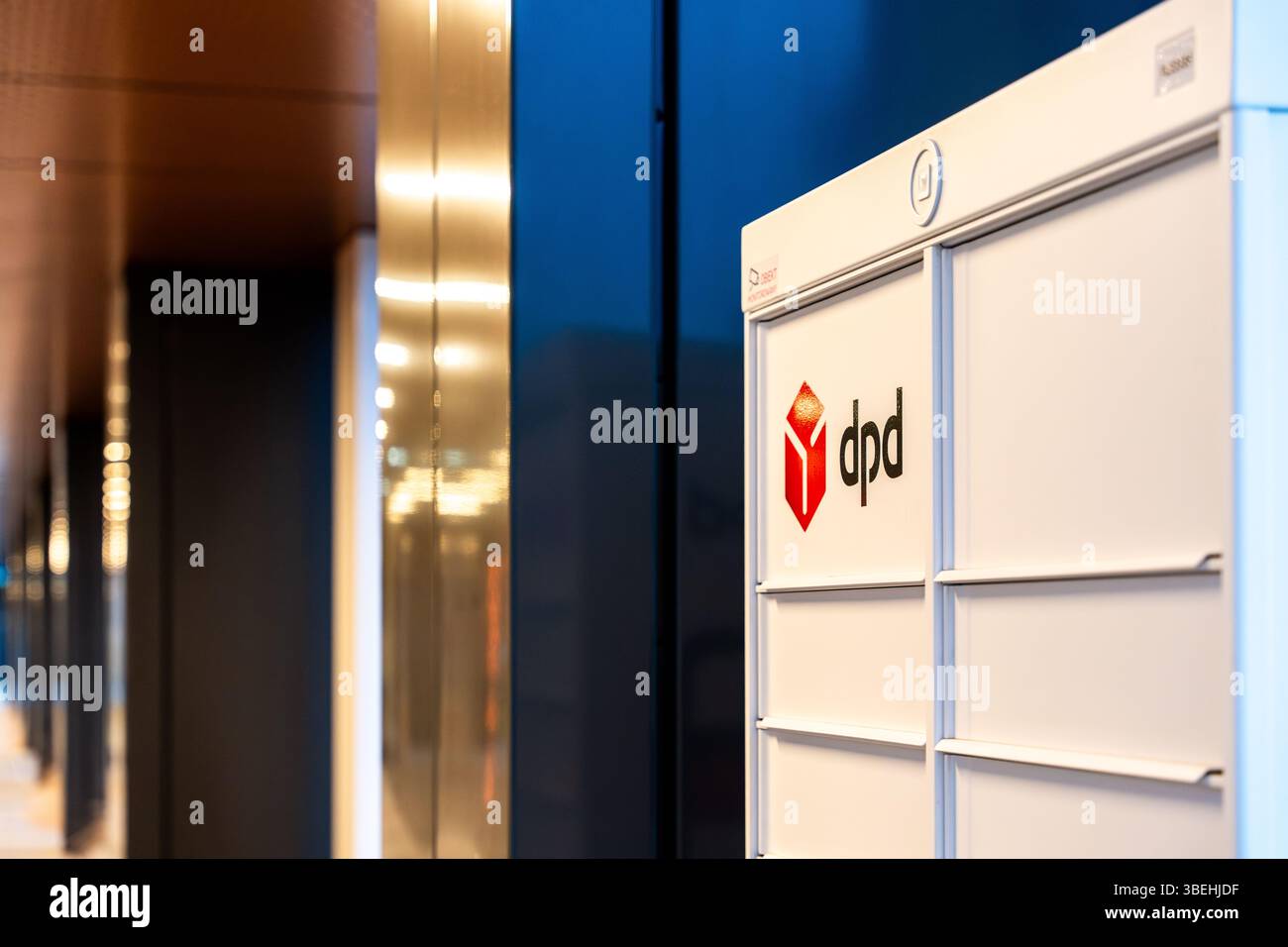 Armadietto DPD all'interno di un moderno edificio per uffici Foto Stock