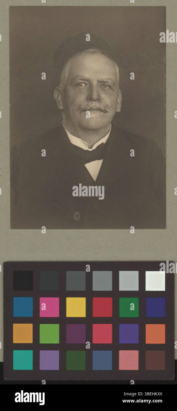 Questa riproduzione fotografica in bianco e nero, creata tra il 1897 e il 1917, è un ritratto di Rudolf Hotz. La fotografia presenta Hotz in modo formale e dignitoso. Foto Stock