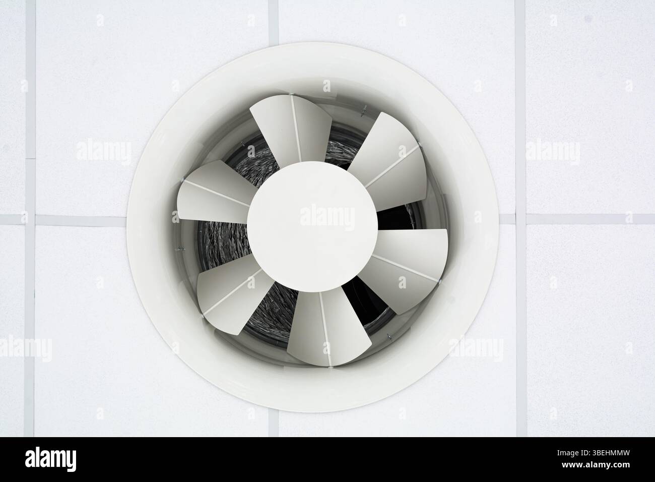 Ventilatore su soffitto industriale bianco Foto Stock